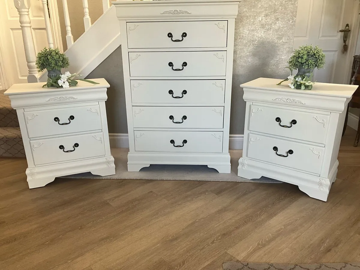 Chest of drawers and lockers riced in add - Image 1