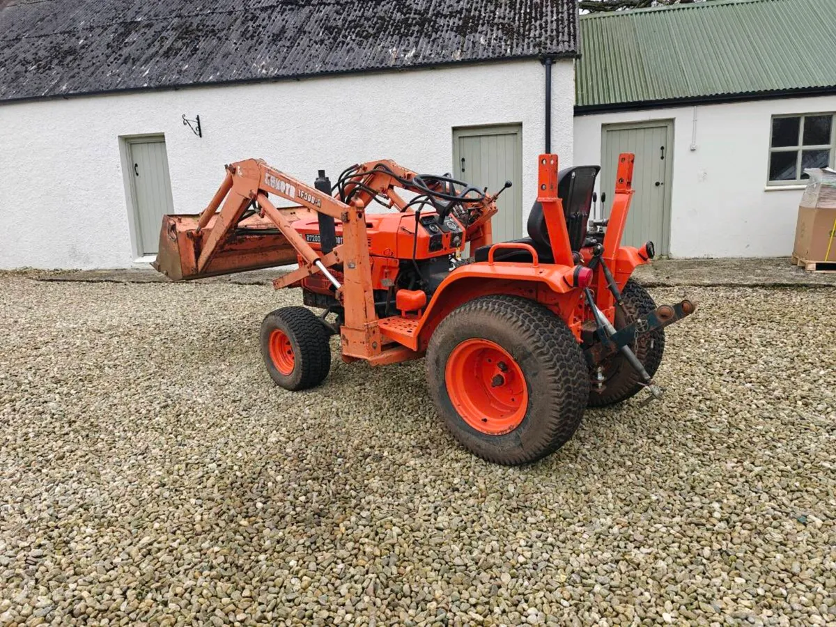 1988 Kubota B7200 Compact Loader Tractor HST - Image 2