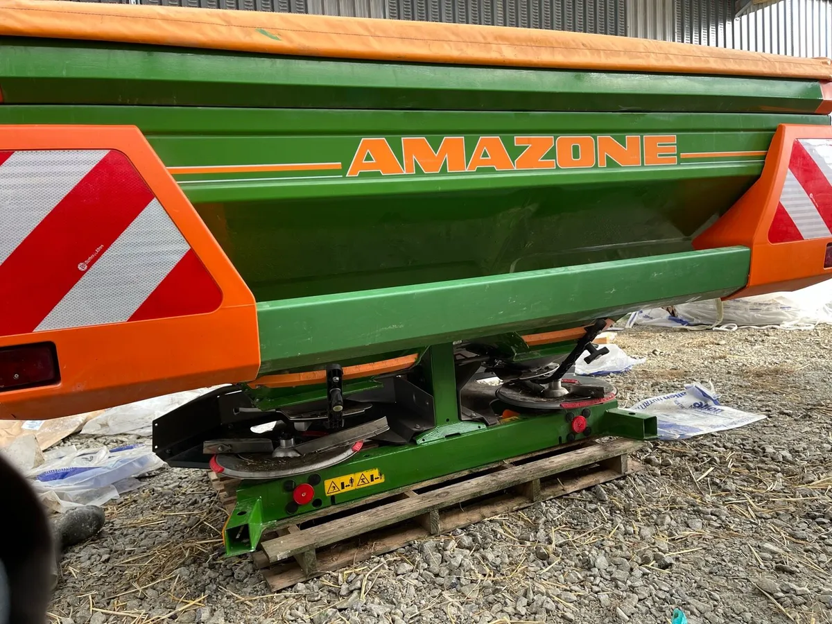 Fertiliser spreader - Image 1