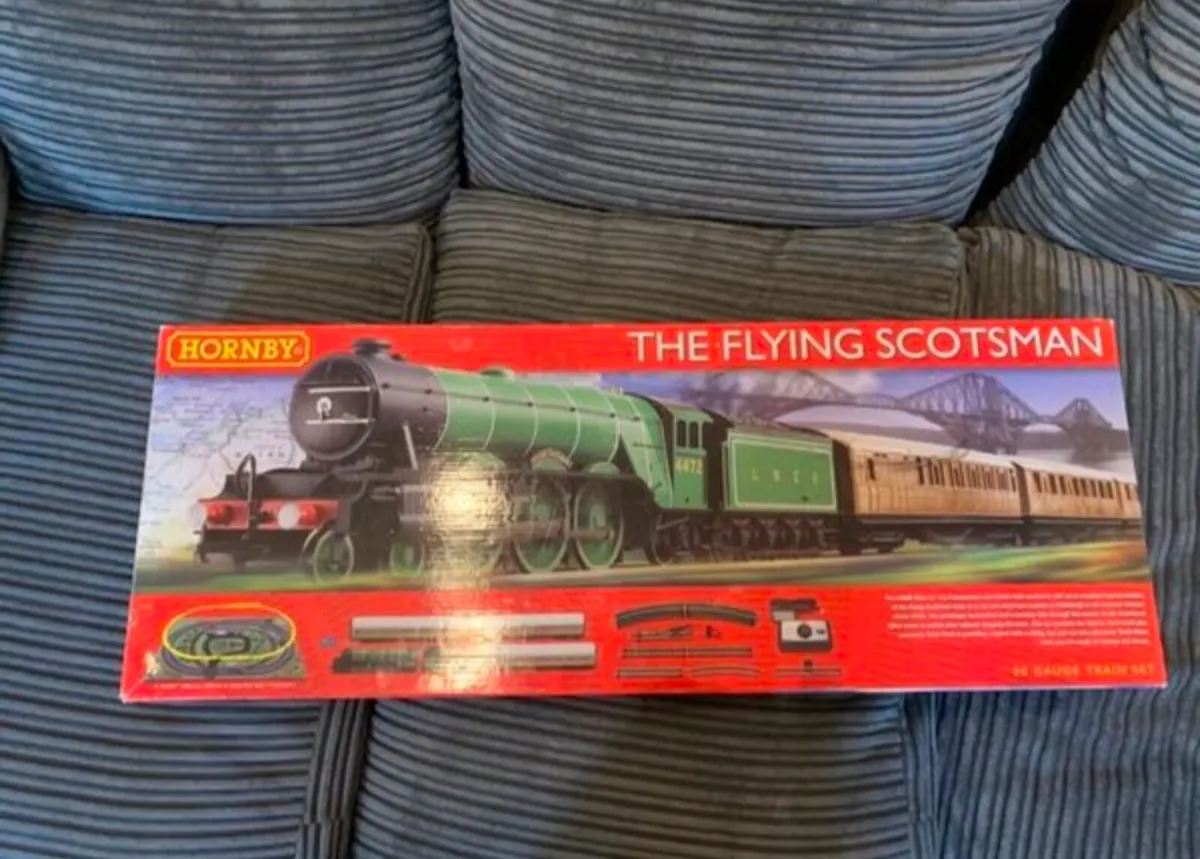 Hornby Flying Scotsman Trainset - Image 3