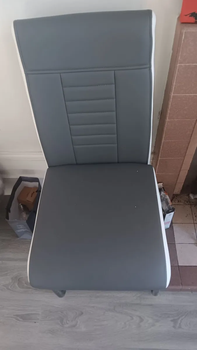 Etendable 6 seater Dinner table - Image 1