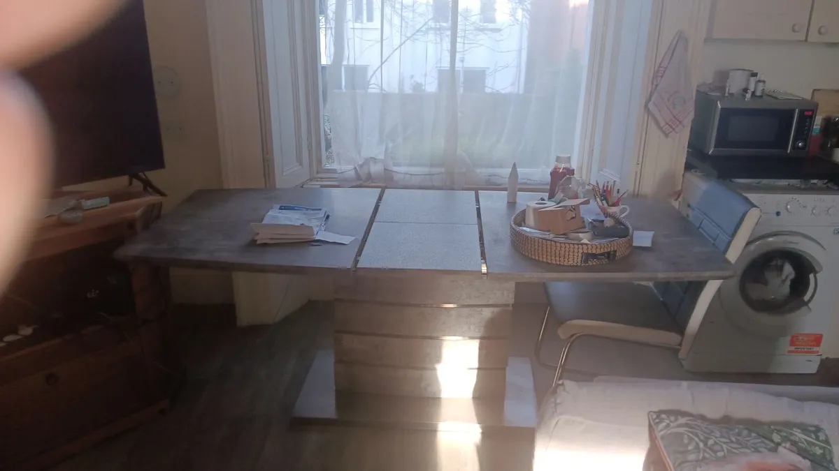 Etendable 6 seater Dinner table - Image 4