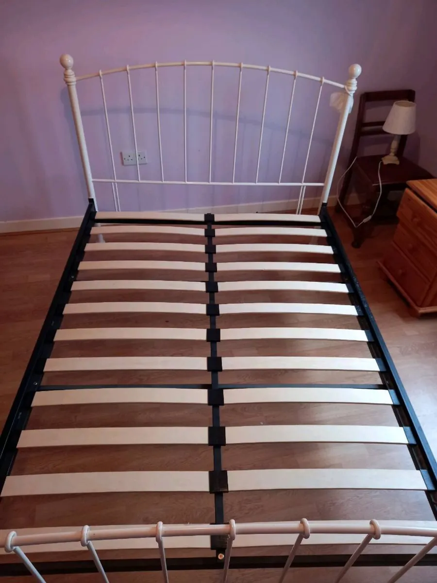 Bed frame - Image 1