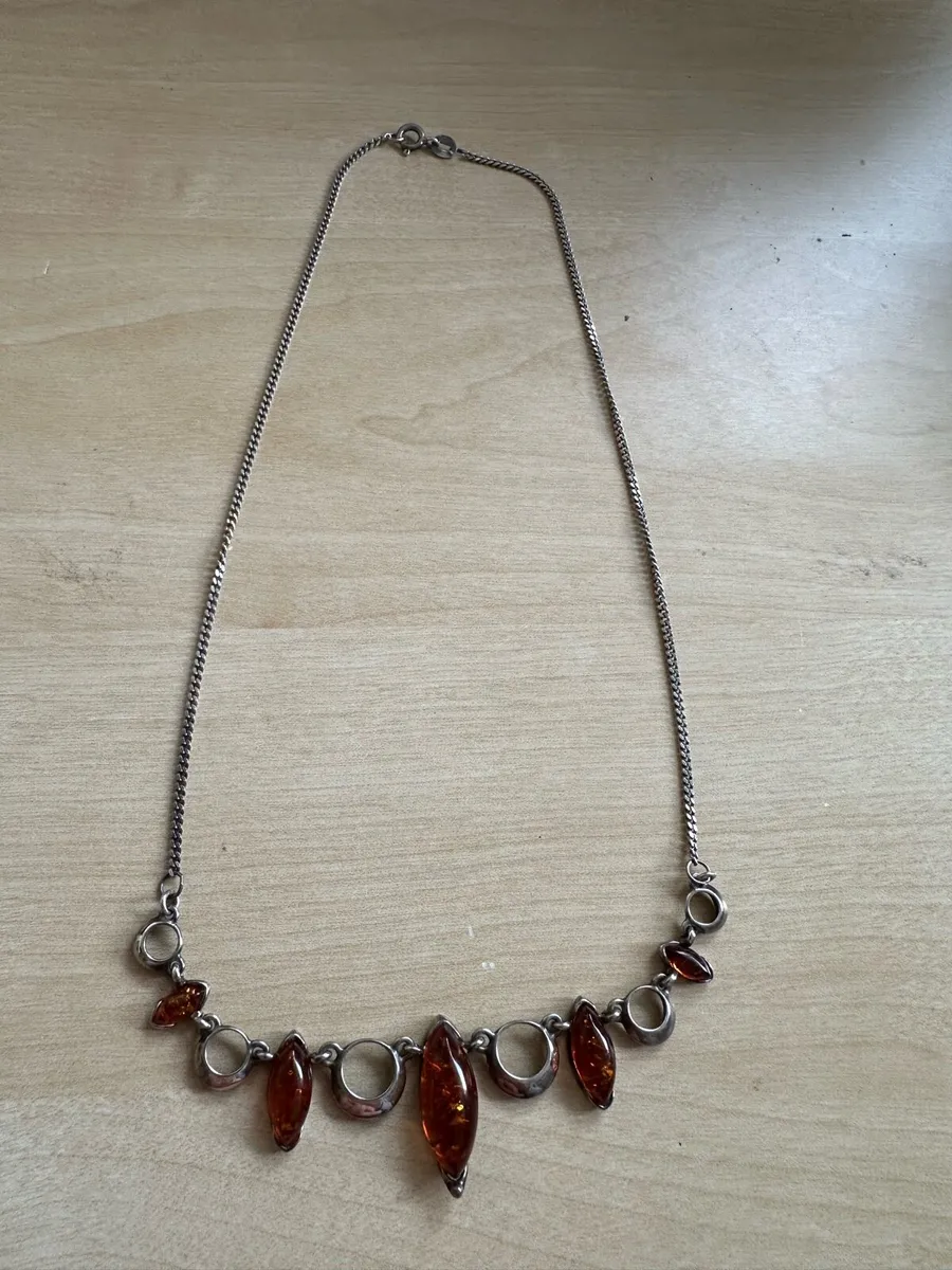 A ladies silver  & silver ring - Image 1