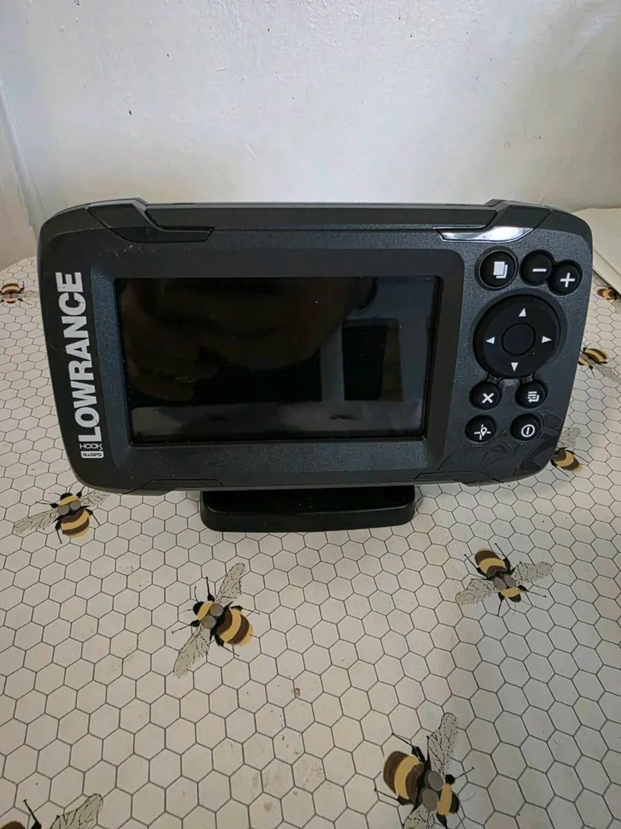 Lowrance hook² 4 fish finder with transducer - Image 2