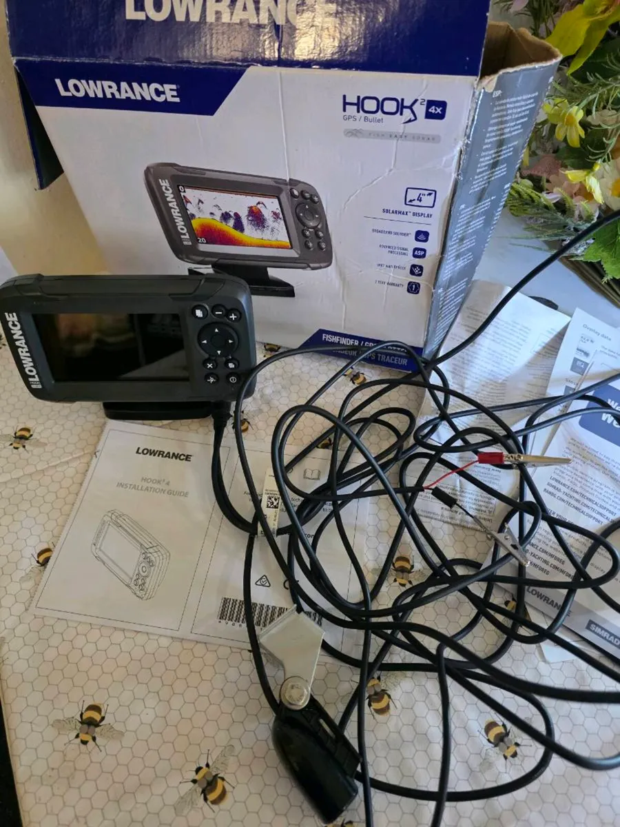 Lowrance hook² 4 fish finder with transducer - Image 3