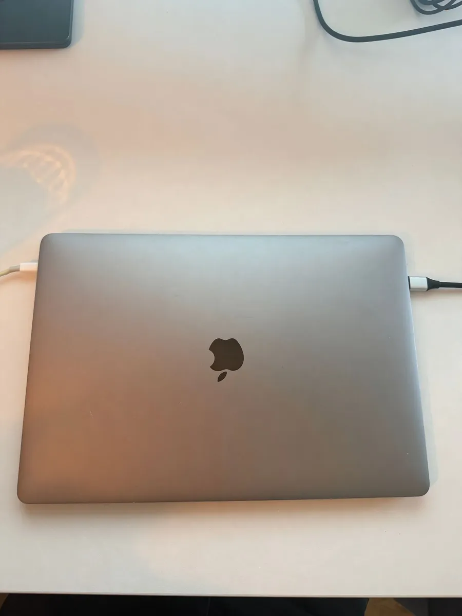 Apple MacBook Pro 15"2017 i7 16GB 1TB SSD Touchbar - Image 2