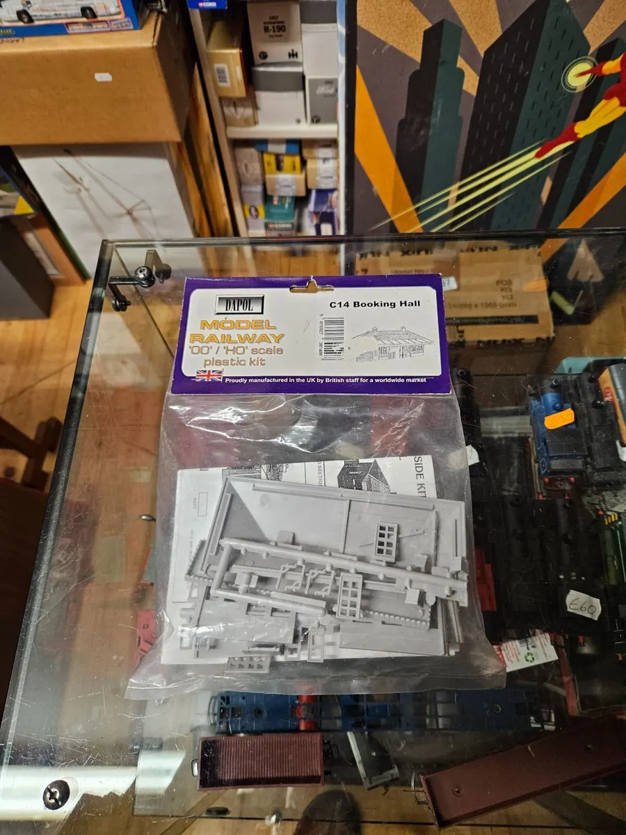 Hornby Dapol OO Gauge Booking Hall Kit - Image 1