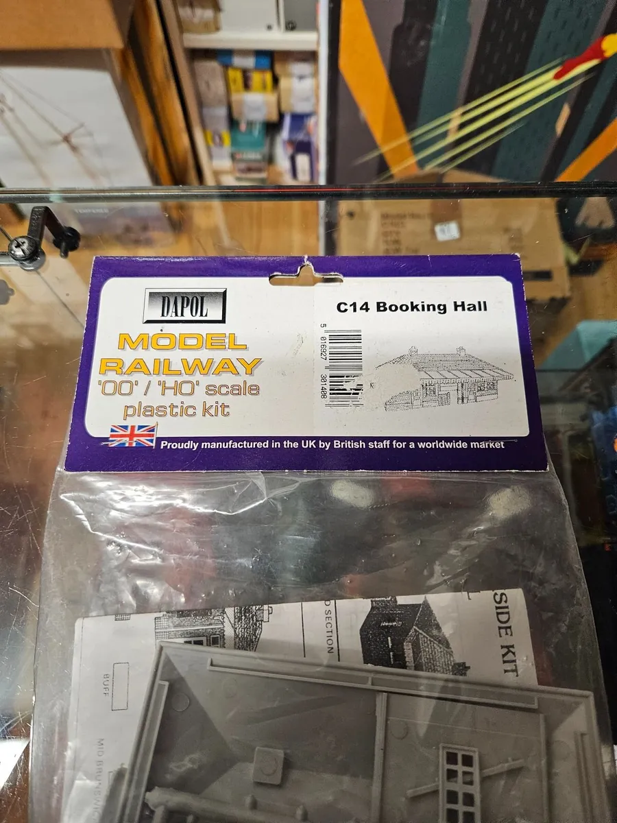 Hornby Dapol OO Gauge Booking Hall Kit - Image 2