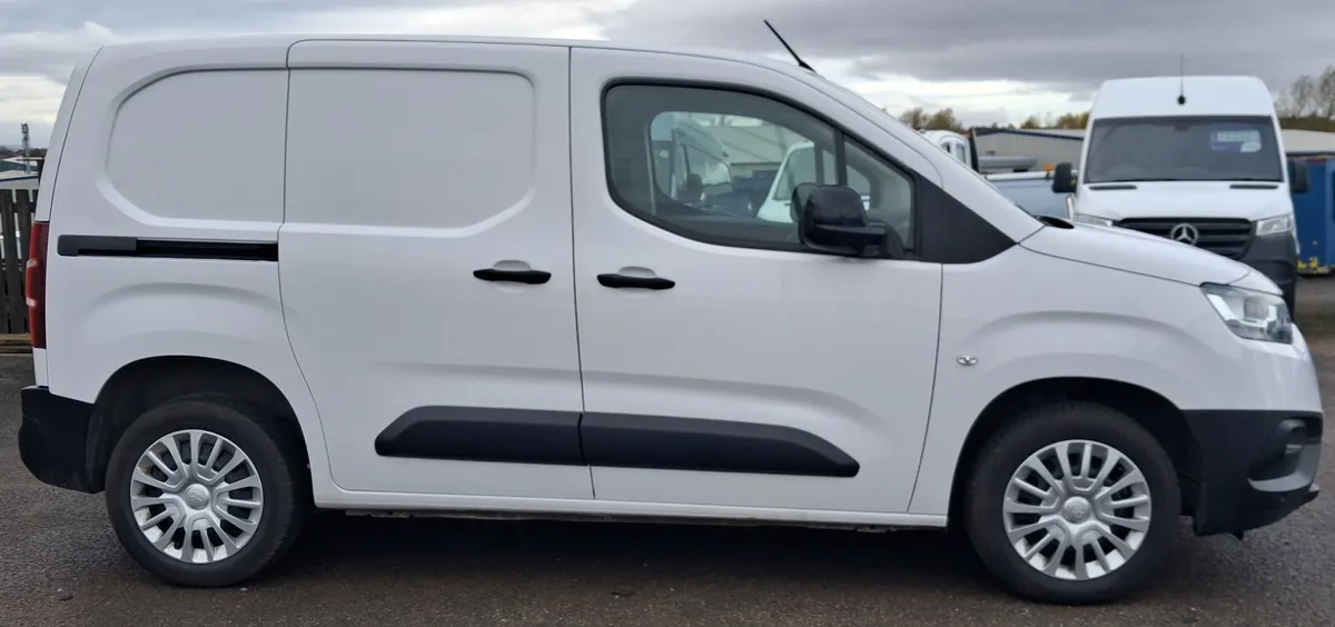 2023 Toyota ProAce Small Panel Van - Image 4