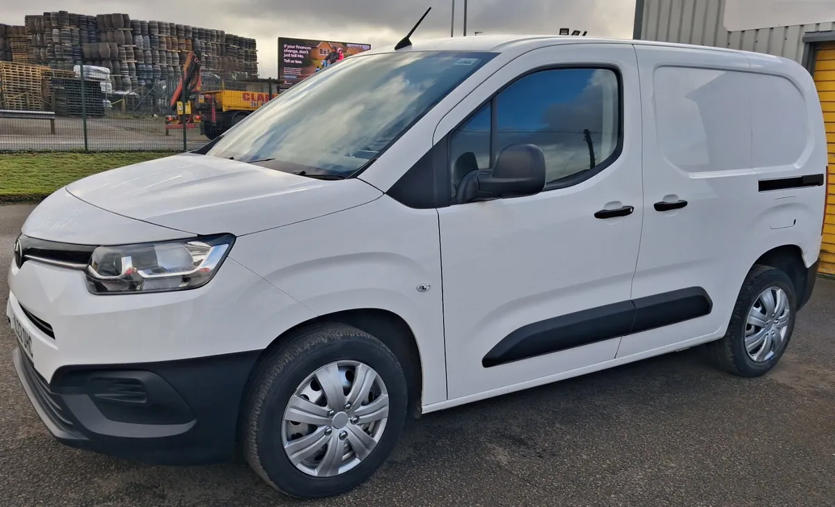 2023 Toyota ProAce Small Panel Van - Image 3