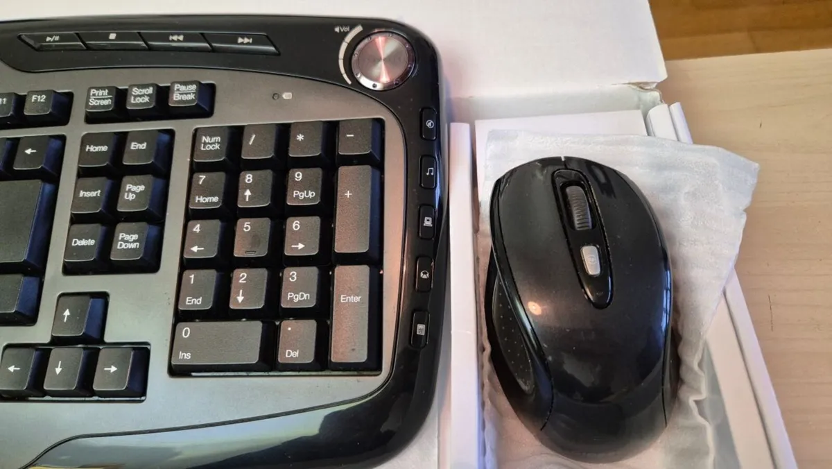 Gigabyte KM7600 wireless keyboard & mouse combo - Image 1