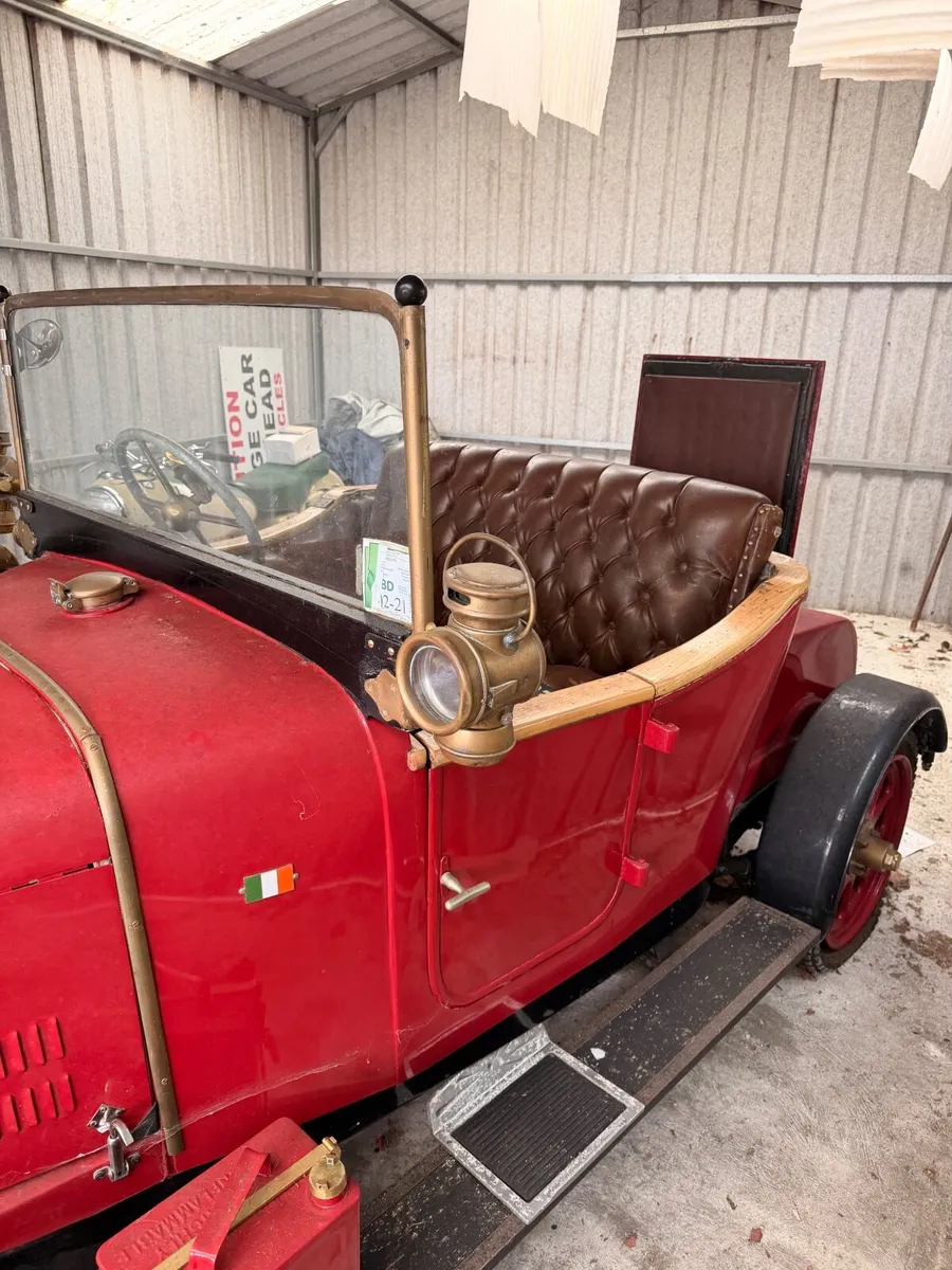 Vintage car - Image 2