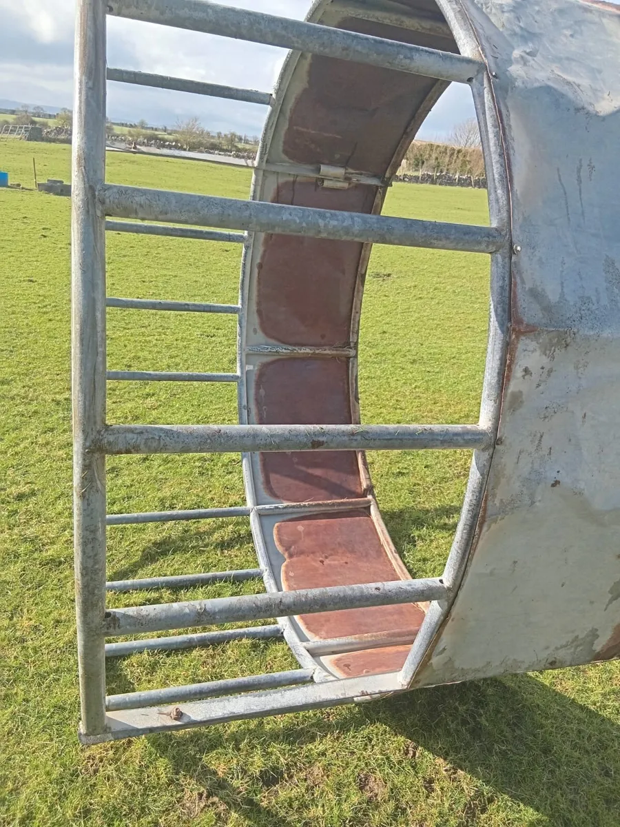 Cattle feeder - Image 1