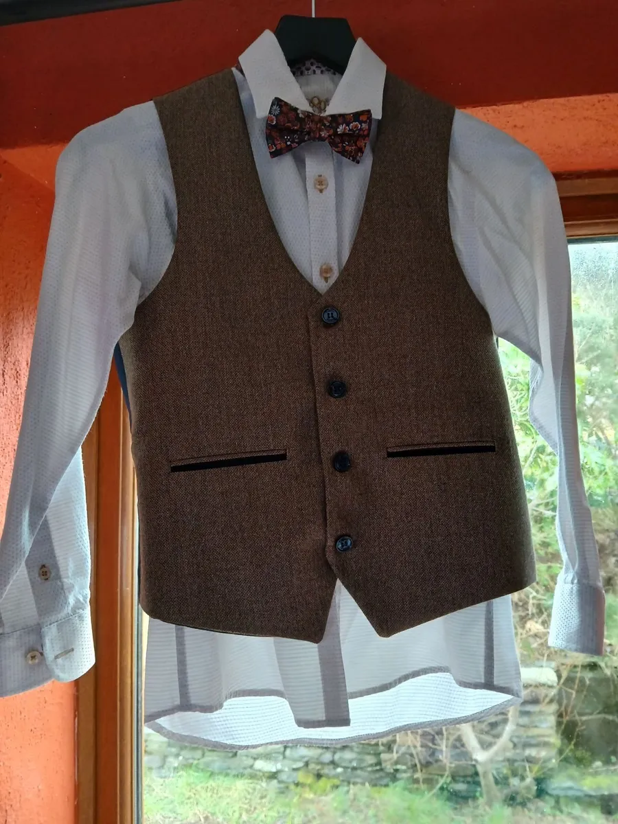 Boys navy three piece suit - Image 3