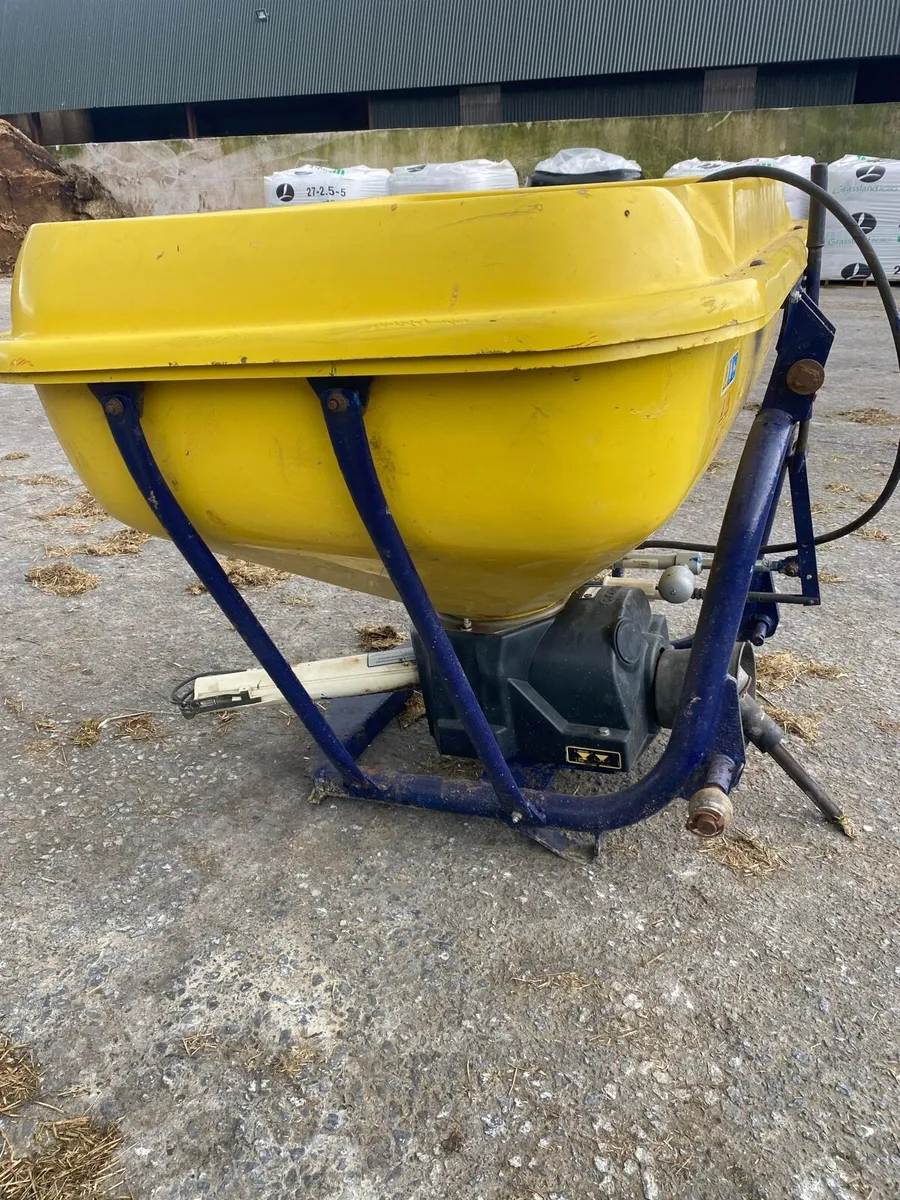 Fleming Fertilizer spreader for sale - Image 2