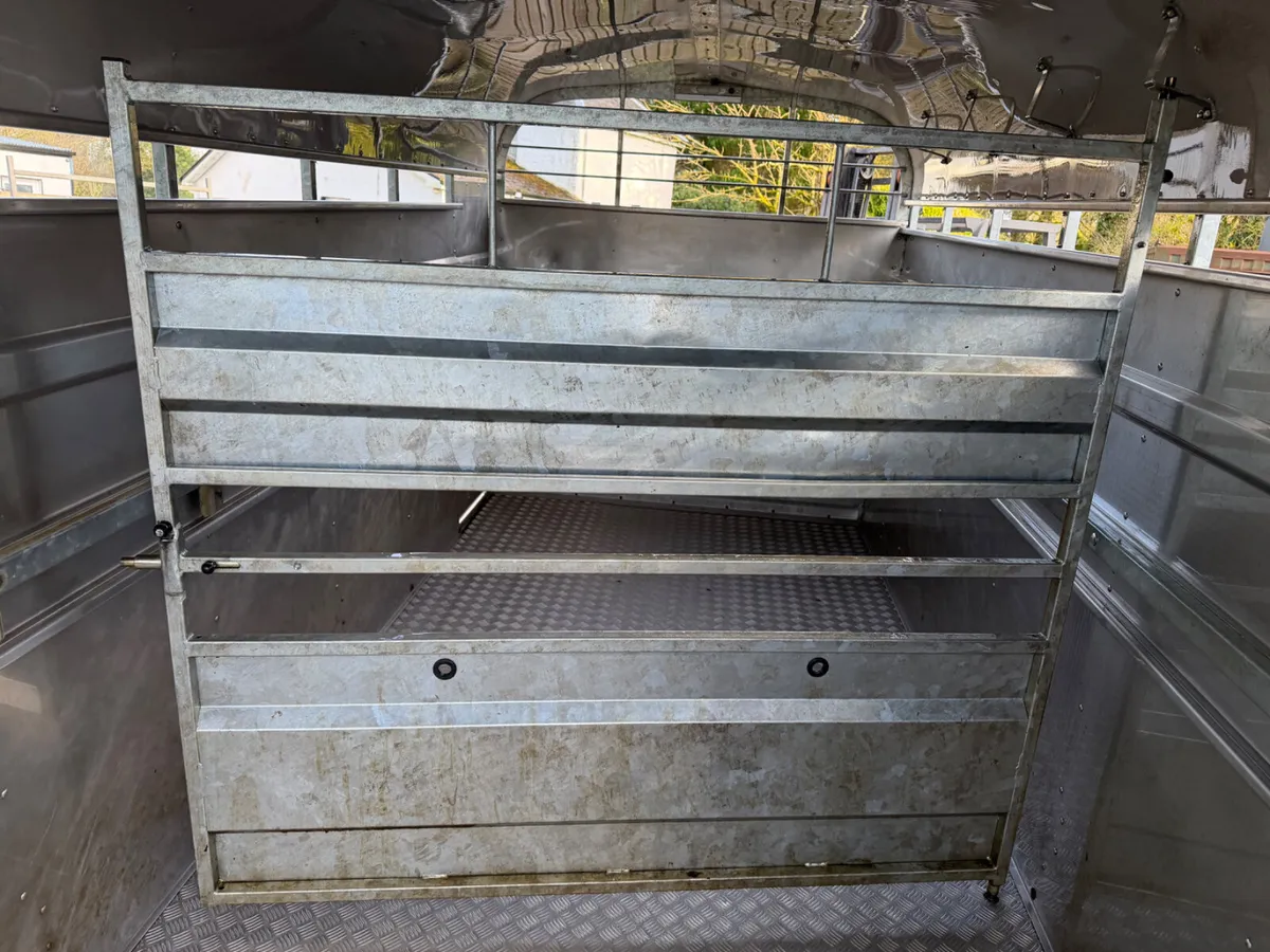 Nugent livestock trailer - Image 1