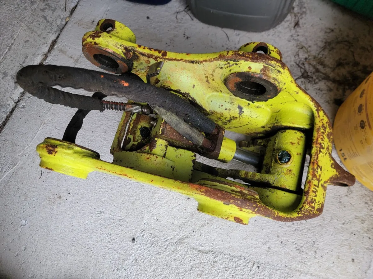 Digging Buckets, Hydraulic Hitch, Mud Guards - Image 3