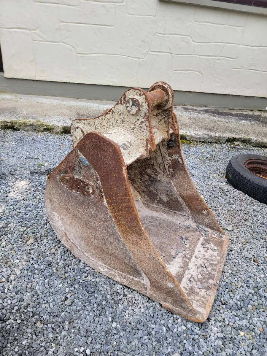 Digging Buckets, Hydraulic Hitch, Mud Guards - Image 1