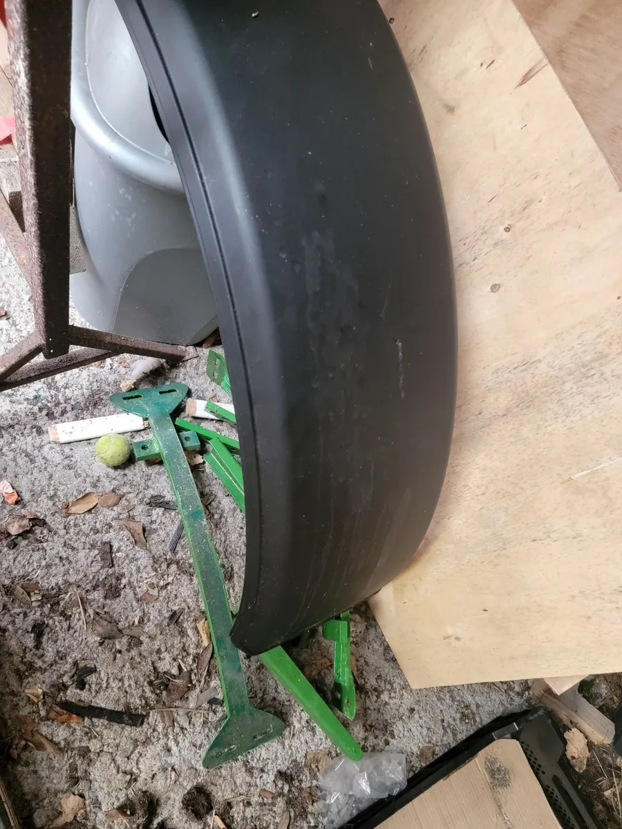 Digging Buckets, Hydraulic Hitch, Mud Guards - Image 4