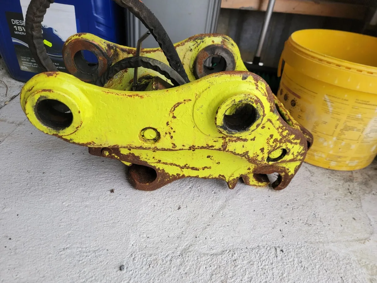 Digging Buckets, Hydraulic Hitch, Mud Guards - Image 2