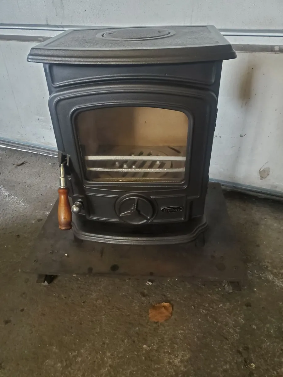 Stanley Oisin 6kw. Solid fuel stove as new - Image 2