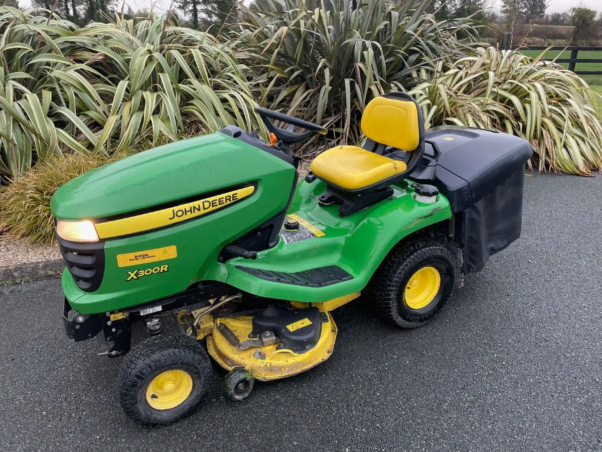 John Deere X300R Ride-On Lawnmower - Image 4