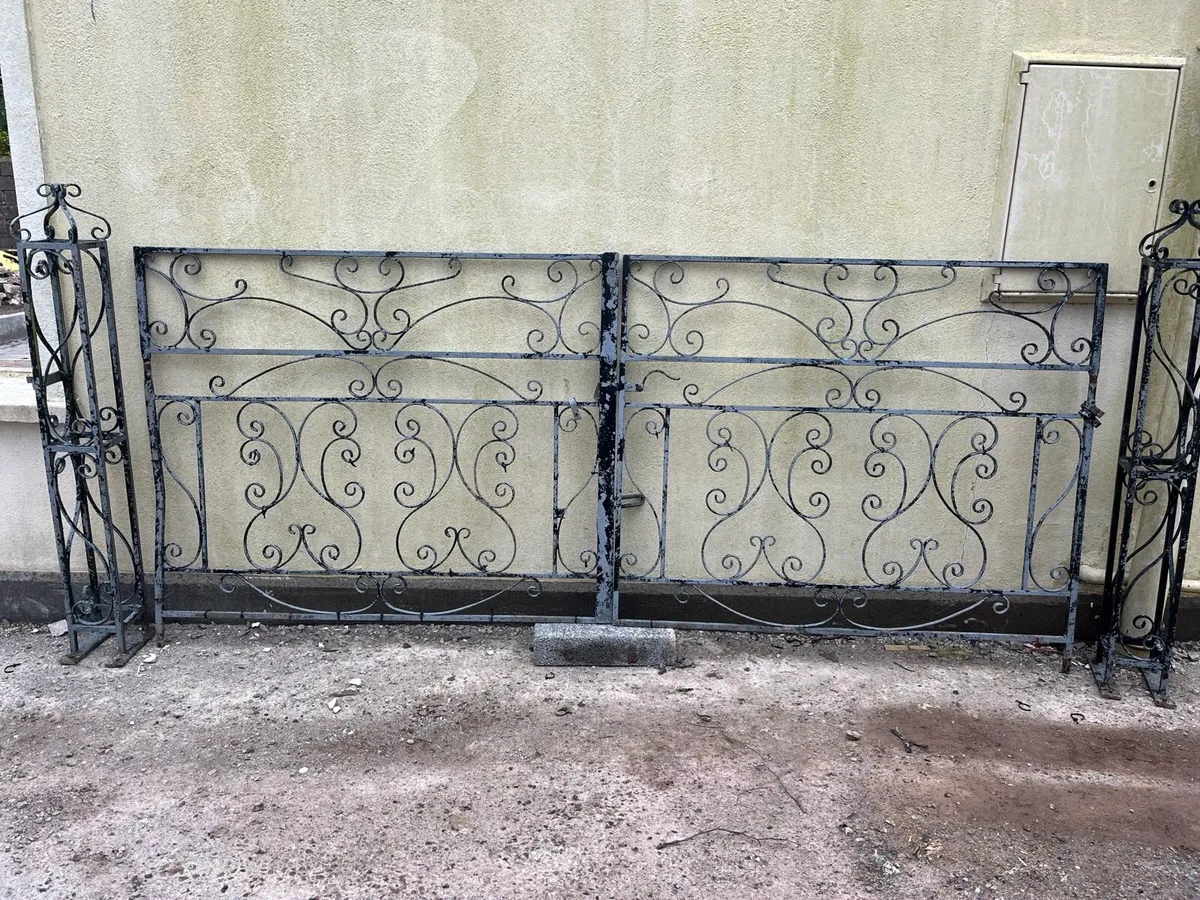 Cast iron gate - Image 1