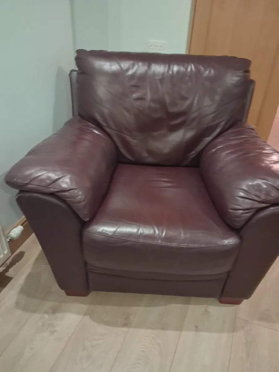 Immaculate 3, 2 and 1 seater leather sofa - Image 3