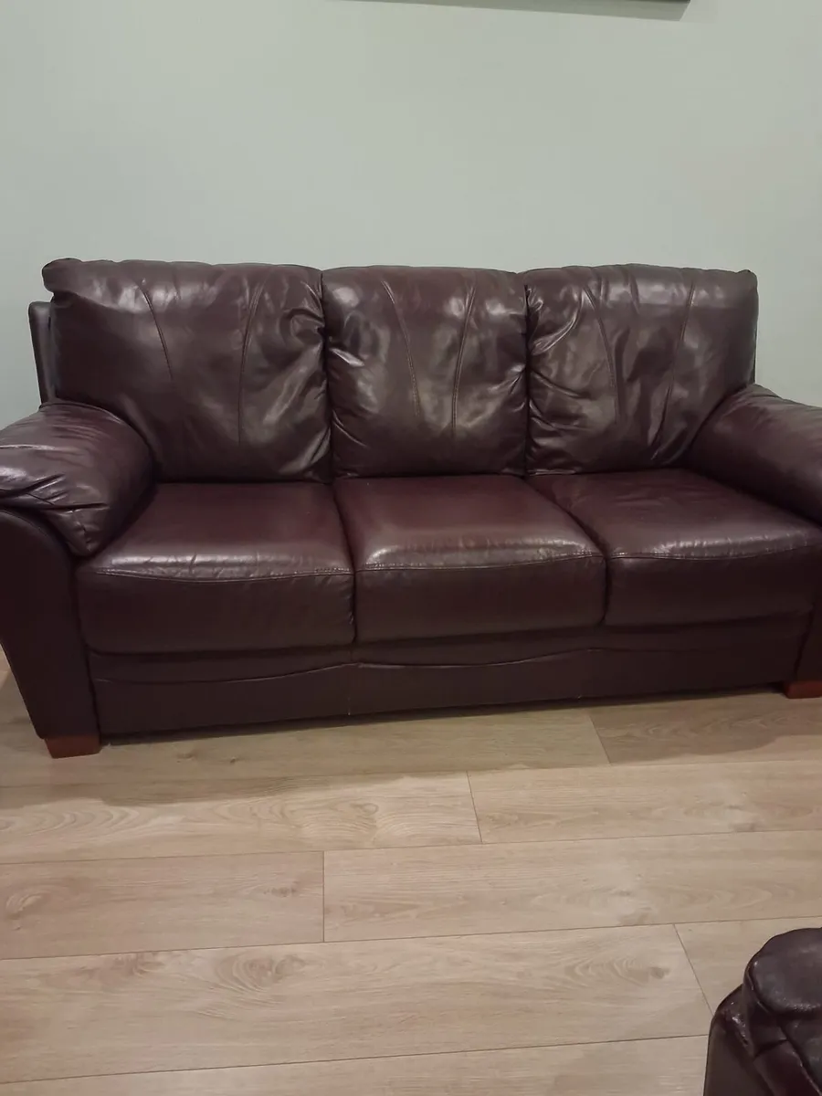 Immaculate 3, 2 and 1 seater leather sofa - Image 1