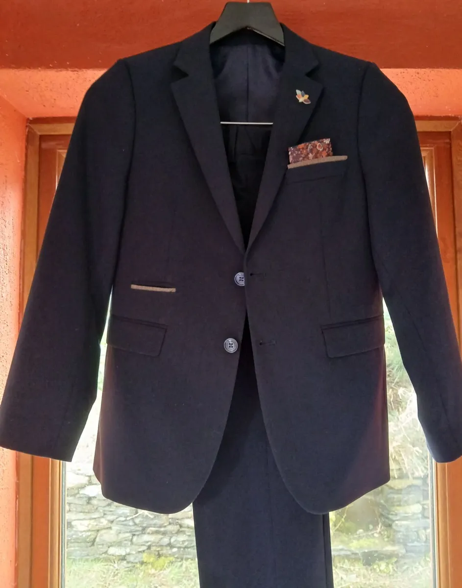 Boys three piece suit - Image 2