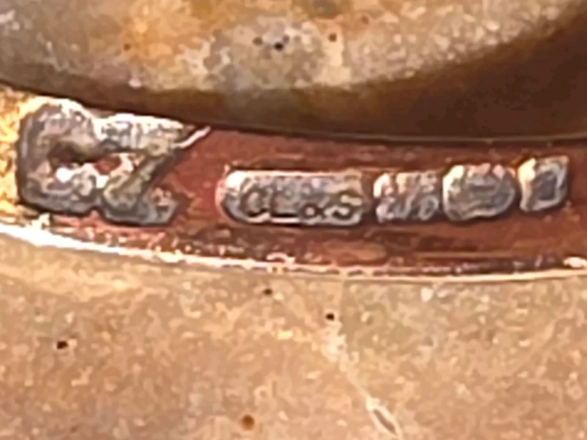 WHITE DAZZLING OVAL, 9CT Gold Glittery Dress Ring - Image 3