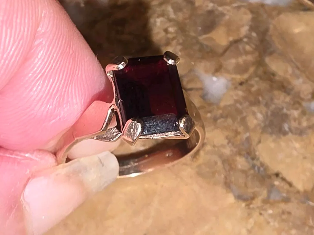 SQUARE GARNET, 9CT Gold CHUNKY Ladies Dress Ring ! - Image 4