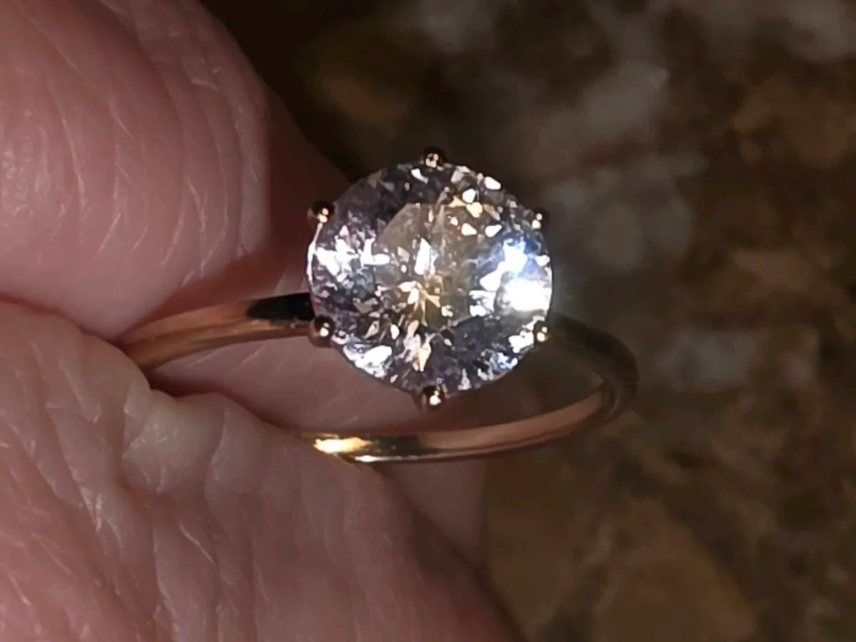 HUGE CRYSTAL SOLITAIRE, 9CT Gold New Dress Ring ! - Image 1