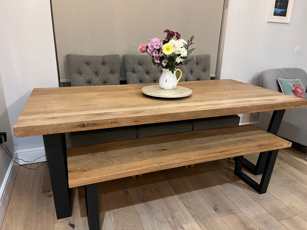 Solid oak dining table, dining bench and 3 chairs - Image 2