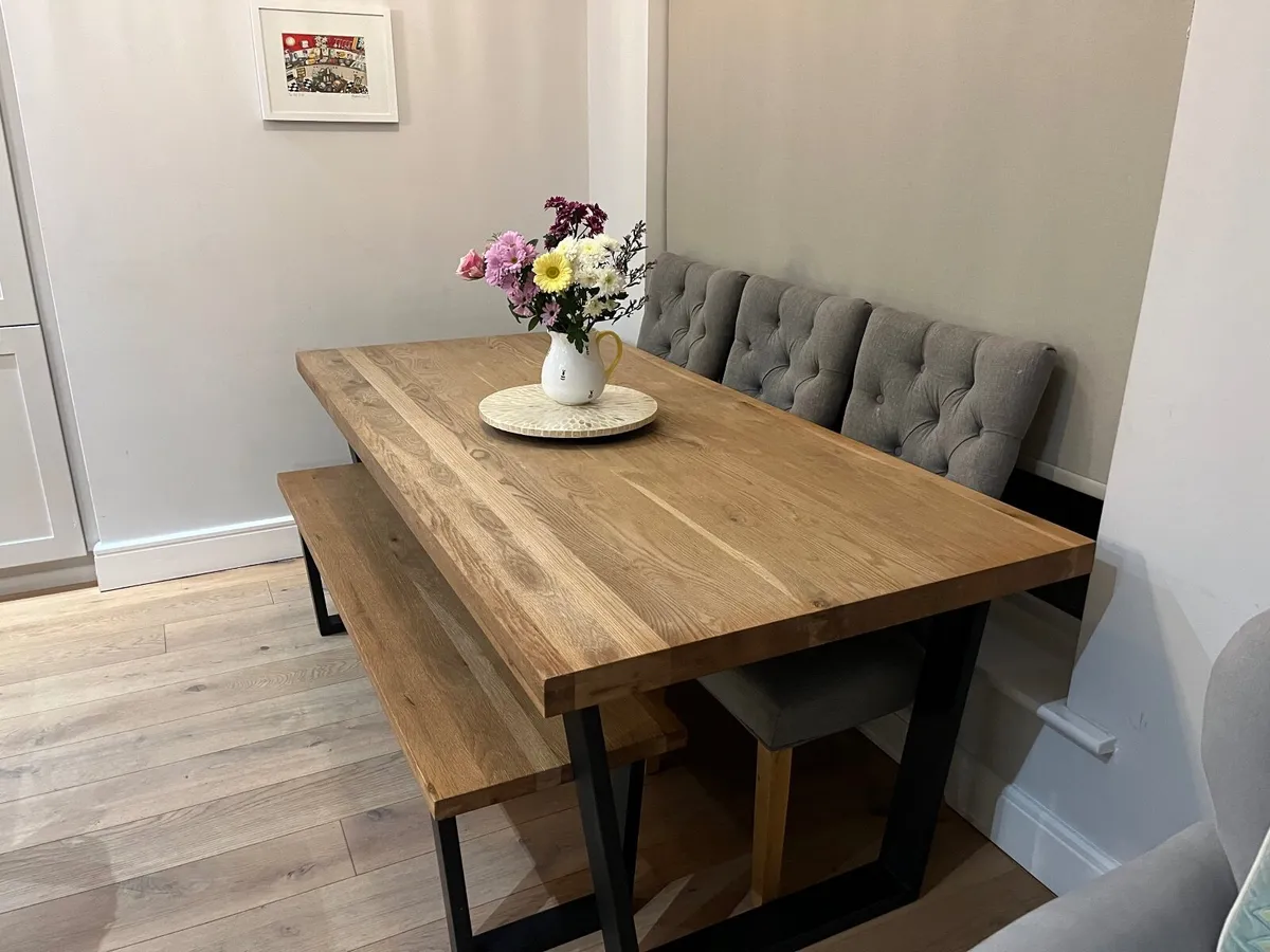 Solid oak dining table, dining bench and 3 chairs - Image 3