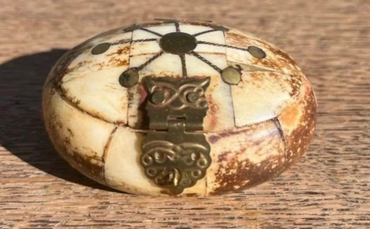 Rare Antique Camel Bone Trinket Box - Image 2