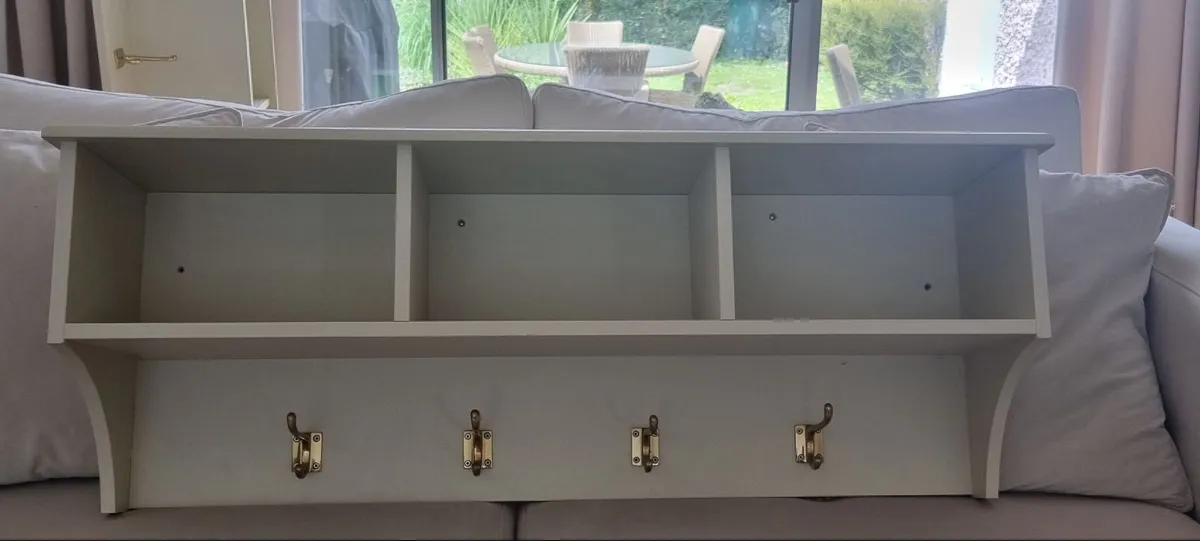 Coat hooks with shelves and baskets - Image 3