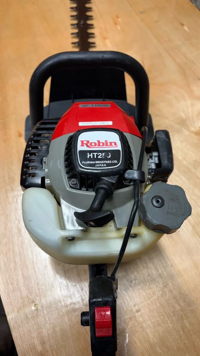 Robin HT250 hedge trimmer - Image 1