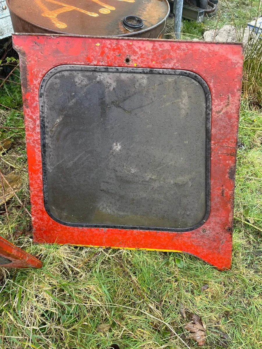 Vintage tractor parts - Image 4