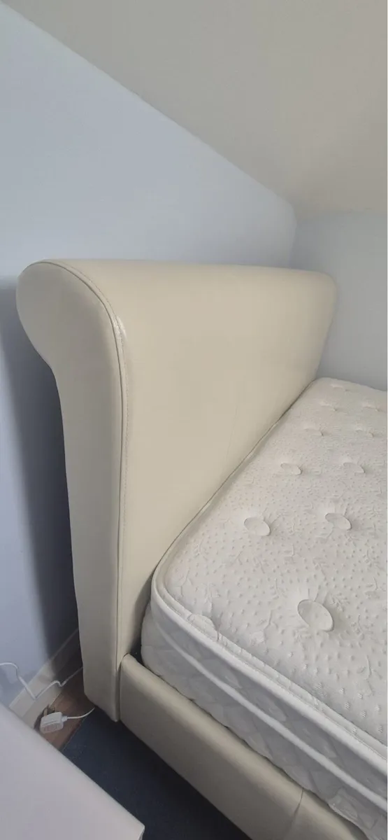 Double Bed with 2 Bedside lockers - Image 4