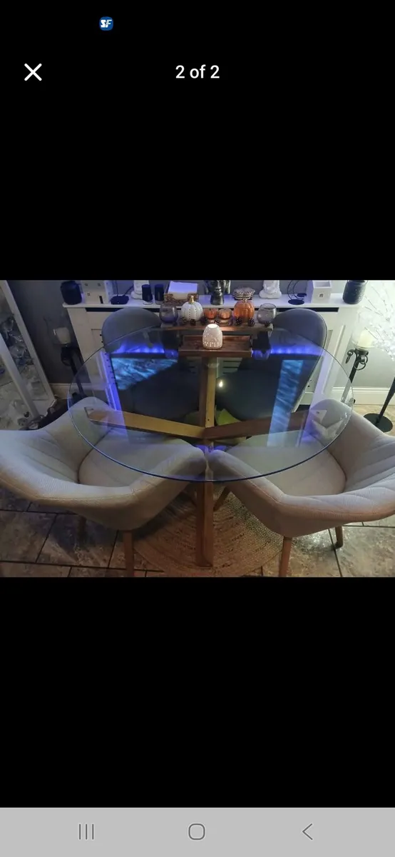 Lovely oak and glass top dining tabel - Image 1