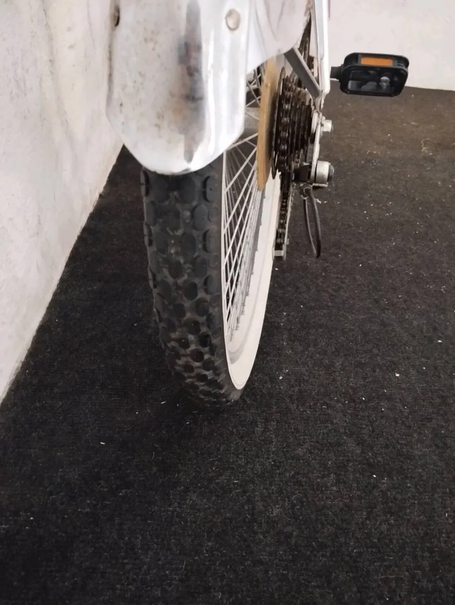 Girls 24inch bike - Image 4