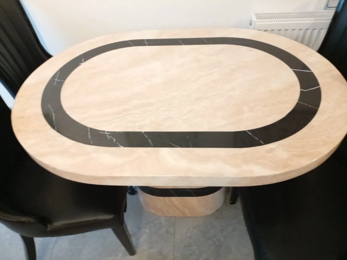 Table and chairs - Image 1