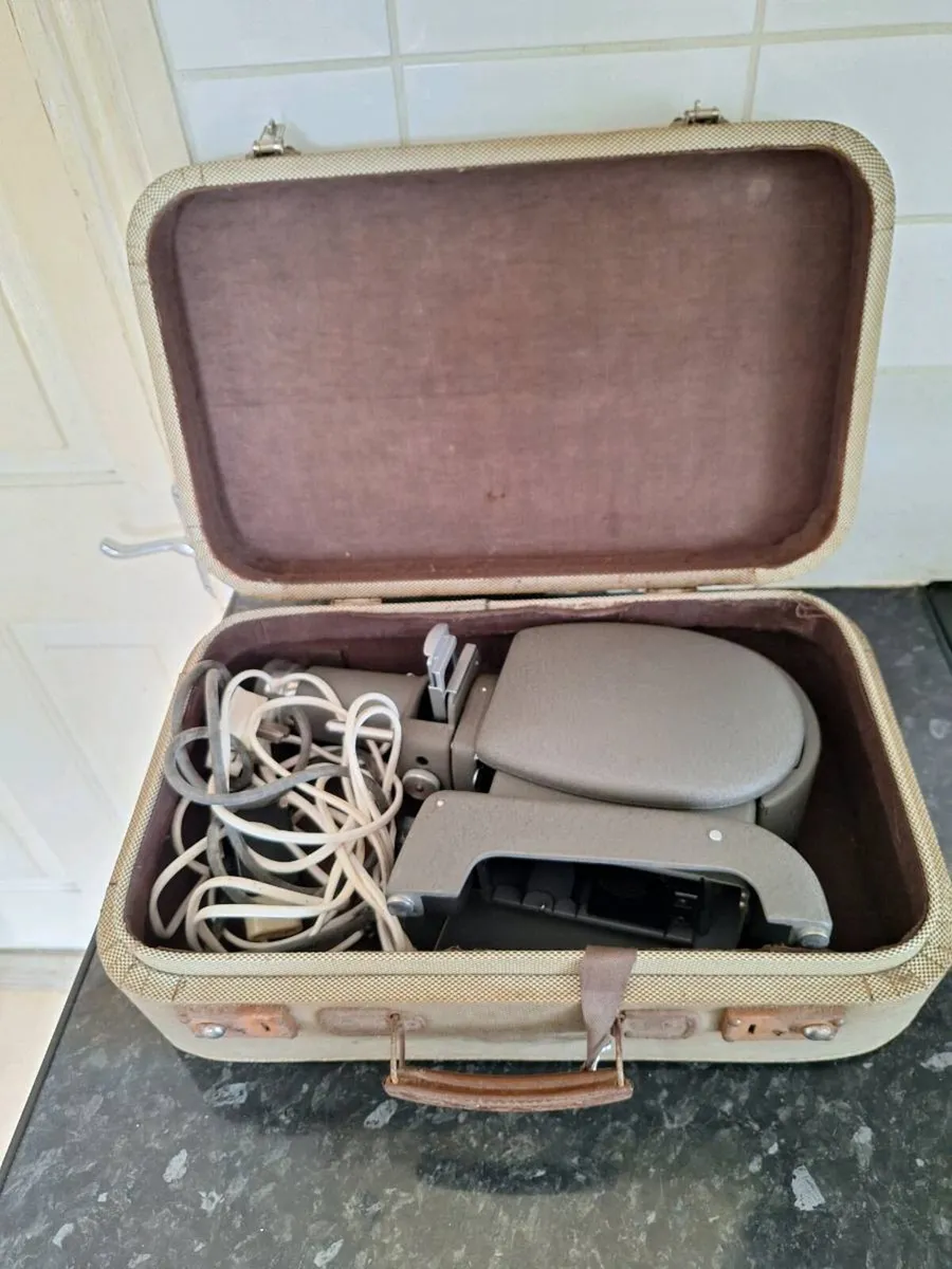 Vintage Leitz Prado 250 slide projector - Image 1