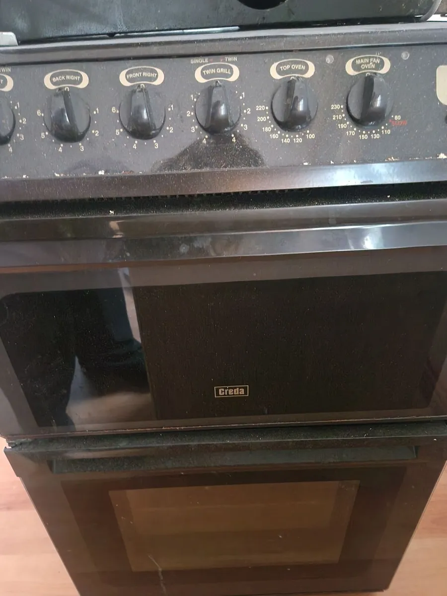 Electric oven and hob and kitchen units - Image 1
