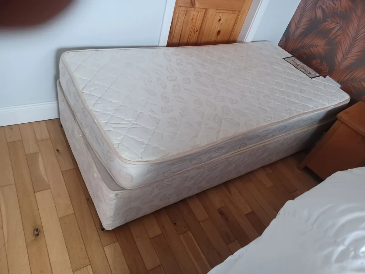 Single bed - Image 1