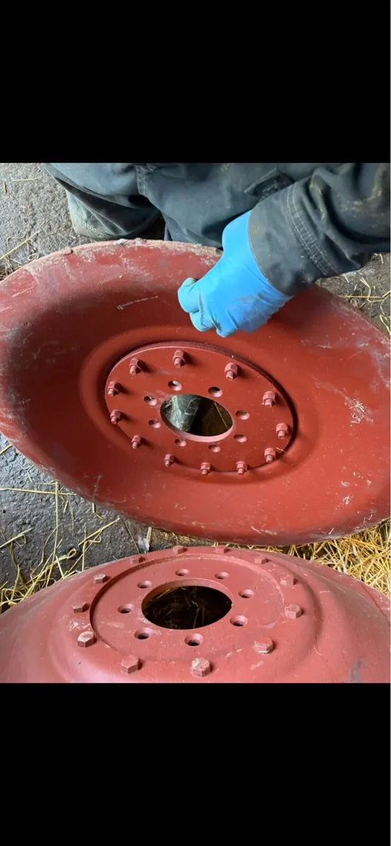 Pair of rear tractor wheels 13.6R 12 38 - Image 3