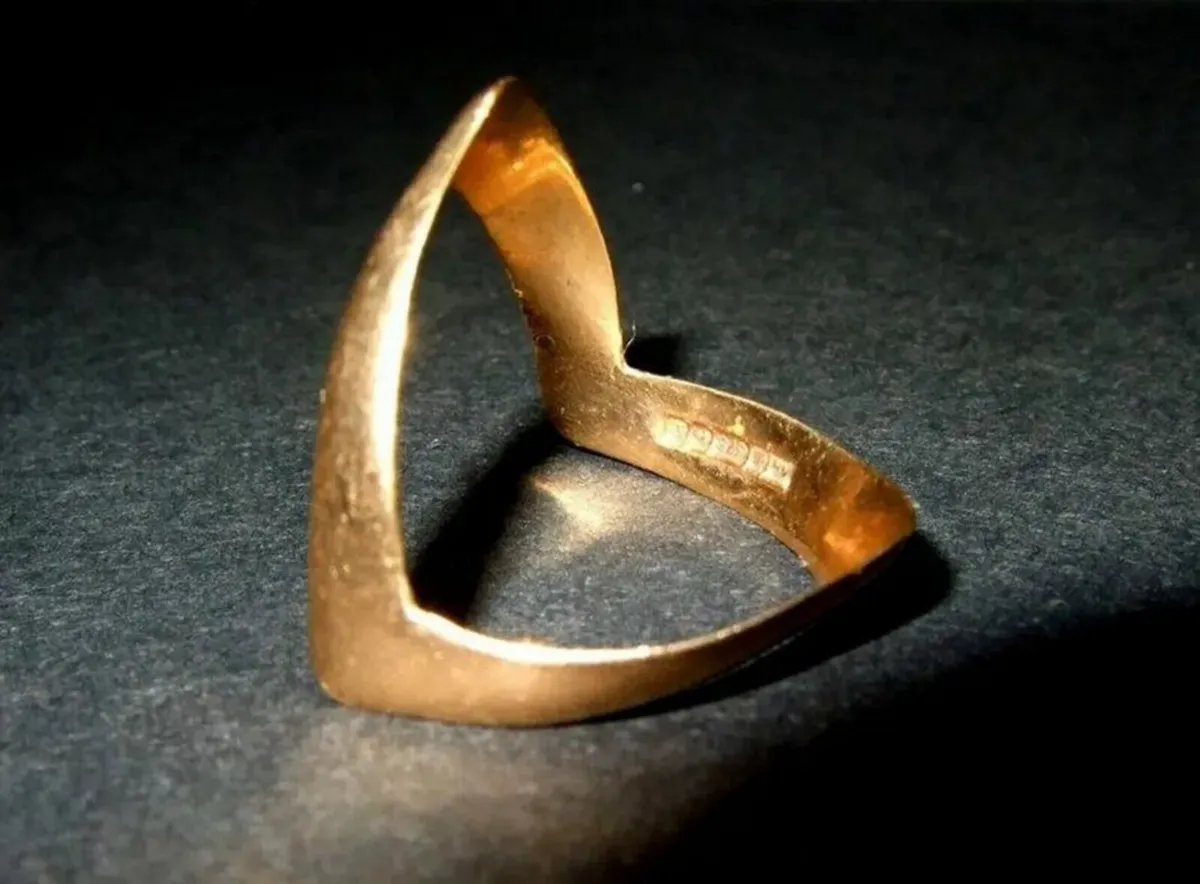 Vintage Hallmarked 9ct Gold Unisex Wishbone Ring - Image 2