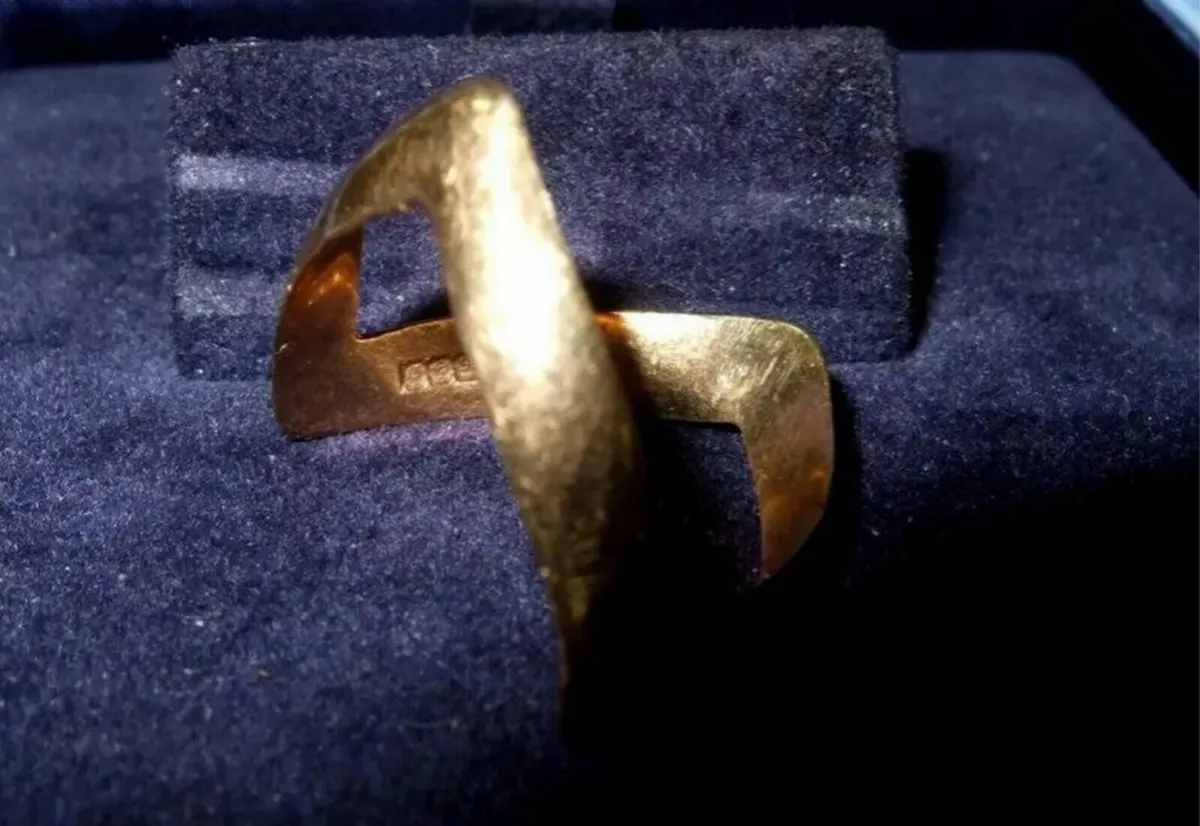 Vintage Hallmarked 9ct Gold Unisex Wishbone Ring - Image 3